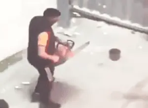Aficionado utiliza motosierra en pelea en estadio