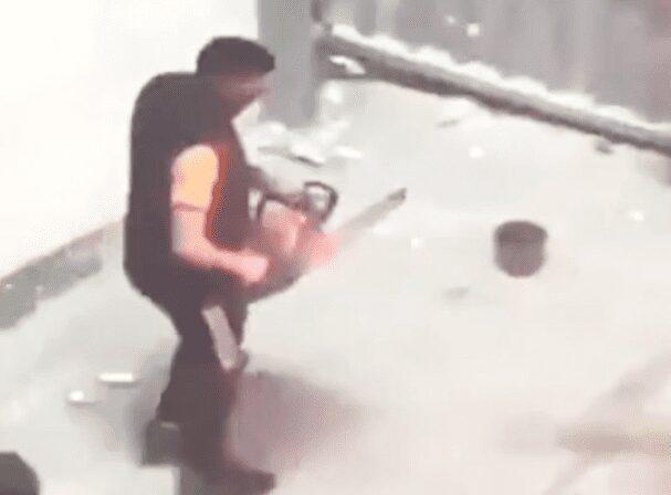 Aficionado utiliza motosierra en pelea en estadio