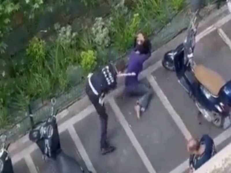 Cuatro policías en Italia dan golpiza a trans que acosó a unos niños en escuela