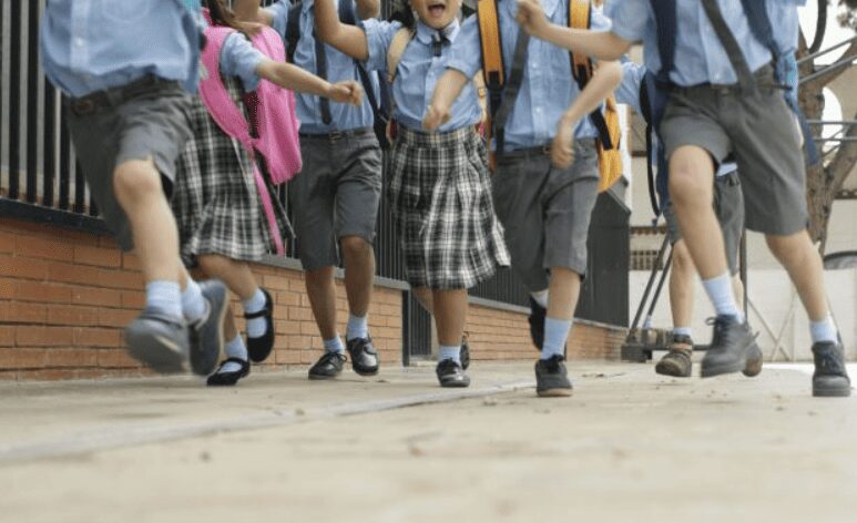 Congreso aprueba uso de “uniforme neutro” en escuelas