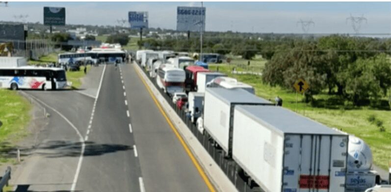 Bloqueos en la carretera México-Pachuca por falta de luz