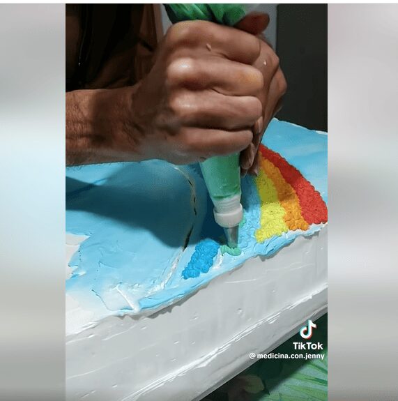 ¡Qué tino! Conoce el original pastel que este abuelito hizo a mano alzada