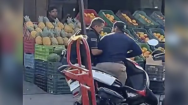 Un motociclista agredió a golpes a un policía en Querétaro