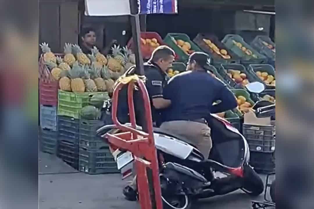 Un motociclista agredió a golpes a un policía en Querétaro