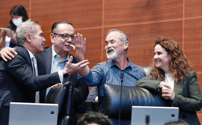 Multa para los 128 senadores por desacato de una orden judicial