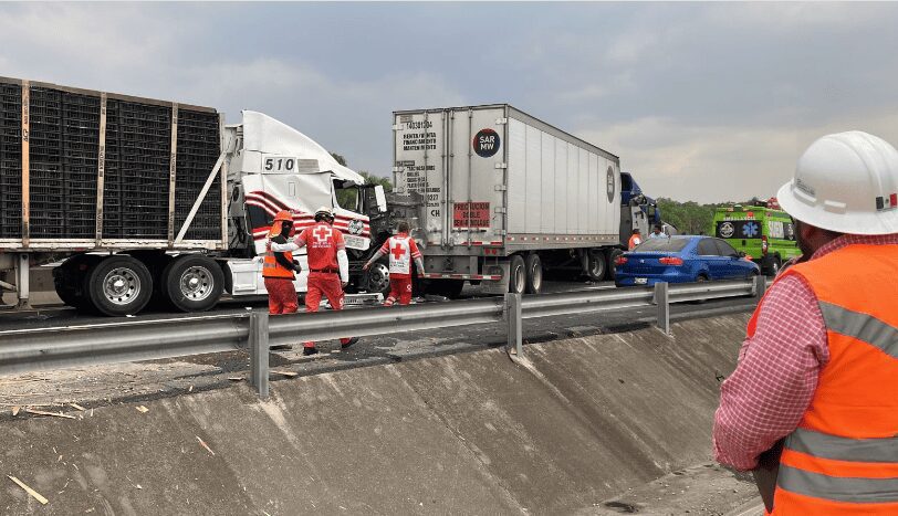 Choque de dos tráileres y un camión de carga, deja lesionados