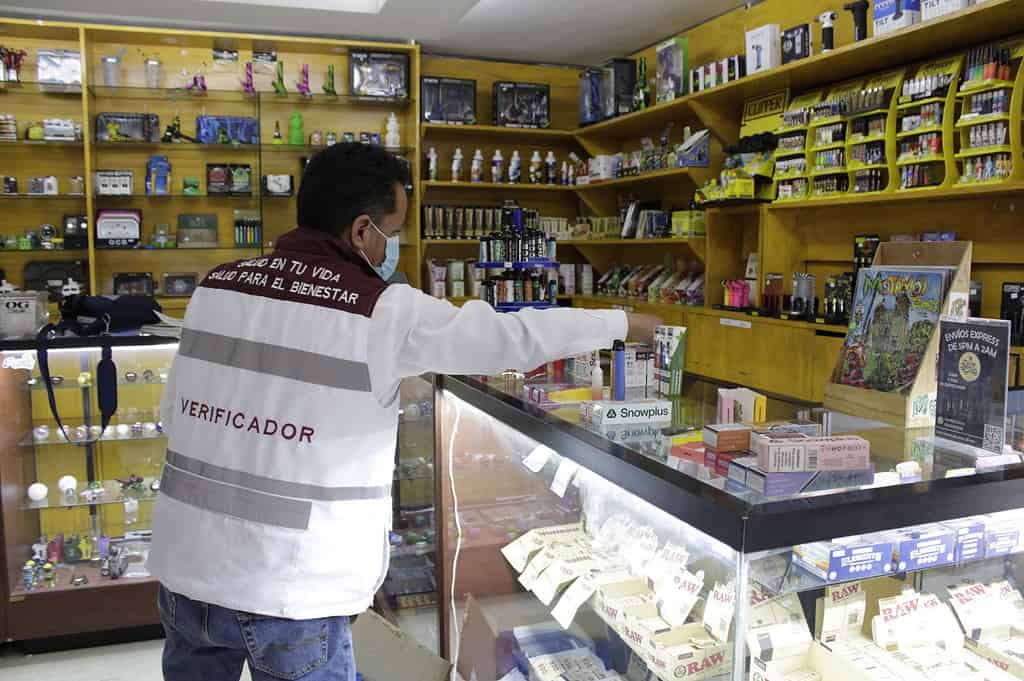 Realizan operativos contra vapeadores en CDMX