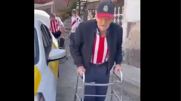 Abuelito de 103 años cumple su sueño de ver jugar a las Chivas