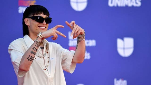 Revelan la enorme cantidad que cobra Peso Pluma por concierto