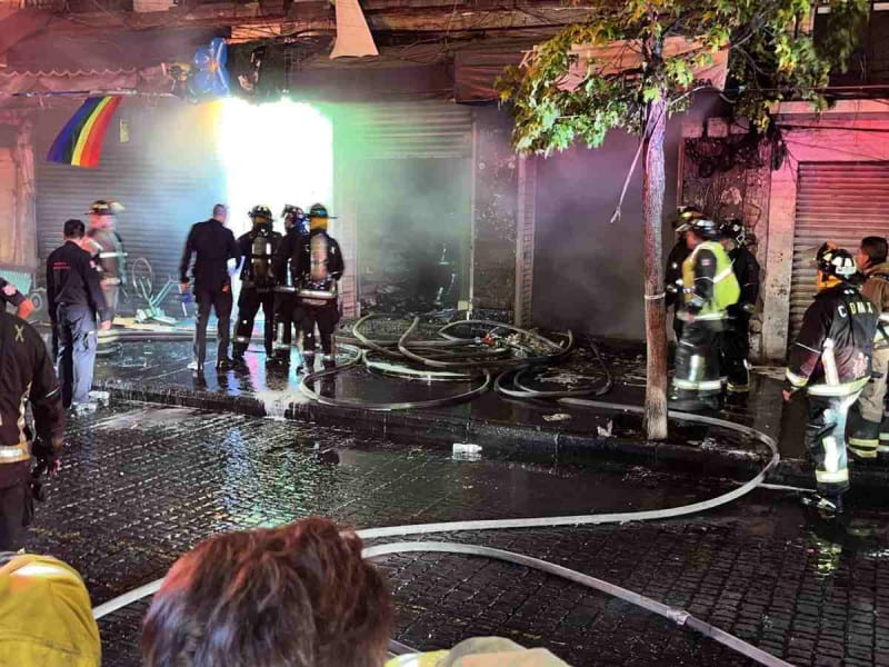 Local de chanclas de plástico de la CDMX es consumido por incendio