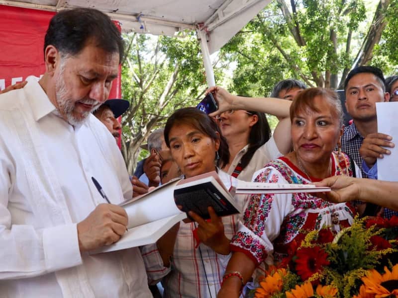 Fernández Noroña, a falta de espectaculares quiere que hagan cartulinas con su slogan