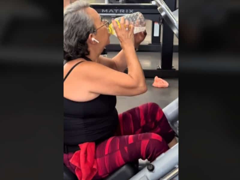 ¿Quien dijo que sólo se podía consumir agua en el gym? Mujer toma de botella de mezcal y se viraliza