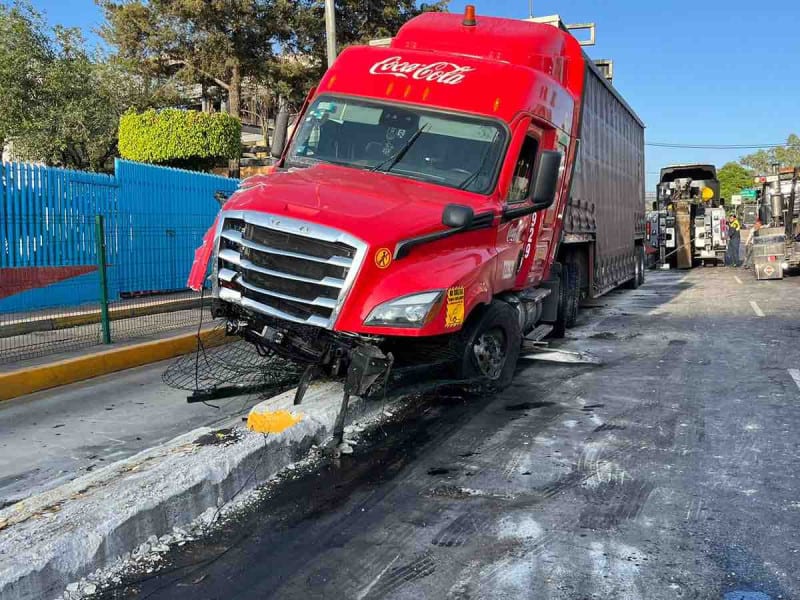 Tráiler de doble semirremolque se estampa al quedarse sin frenos