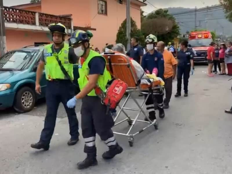 Abuelitos resultan heridos por explosión de cohetes durante procesión