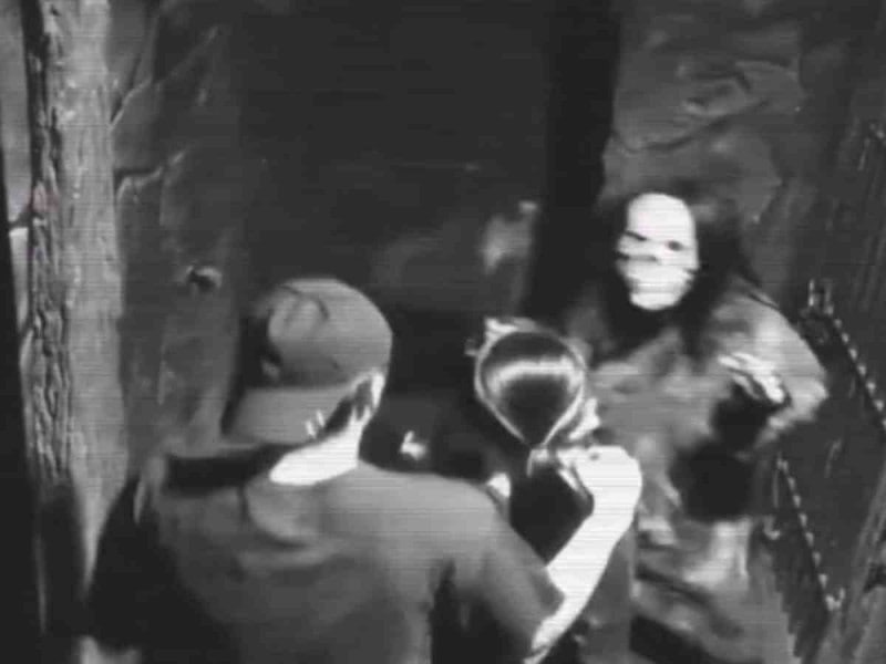 ¡Vaya susto! Joven sale corriendo de Casa del Terror y abandona a su novia