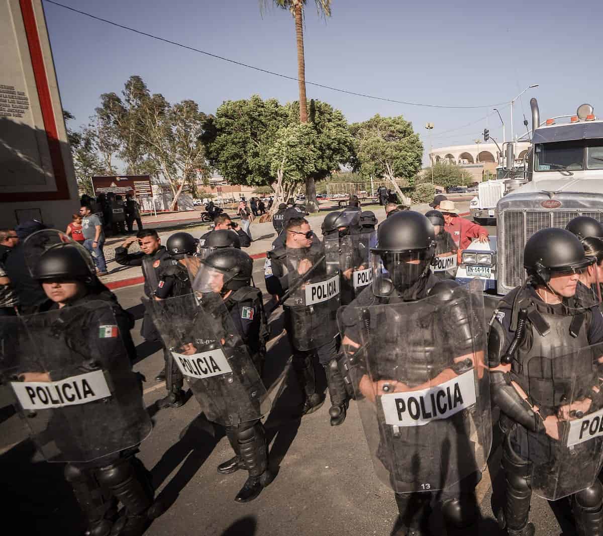 Con fuerza policial desalojan a Trigueros en Mexicali