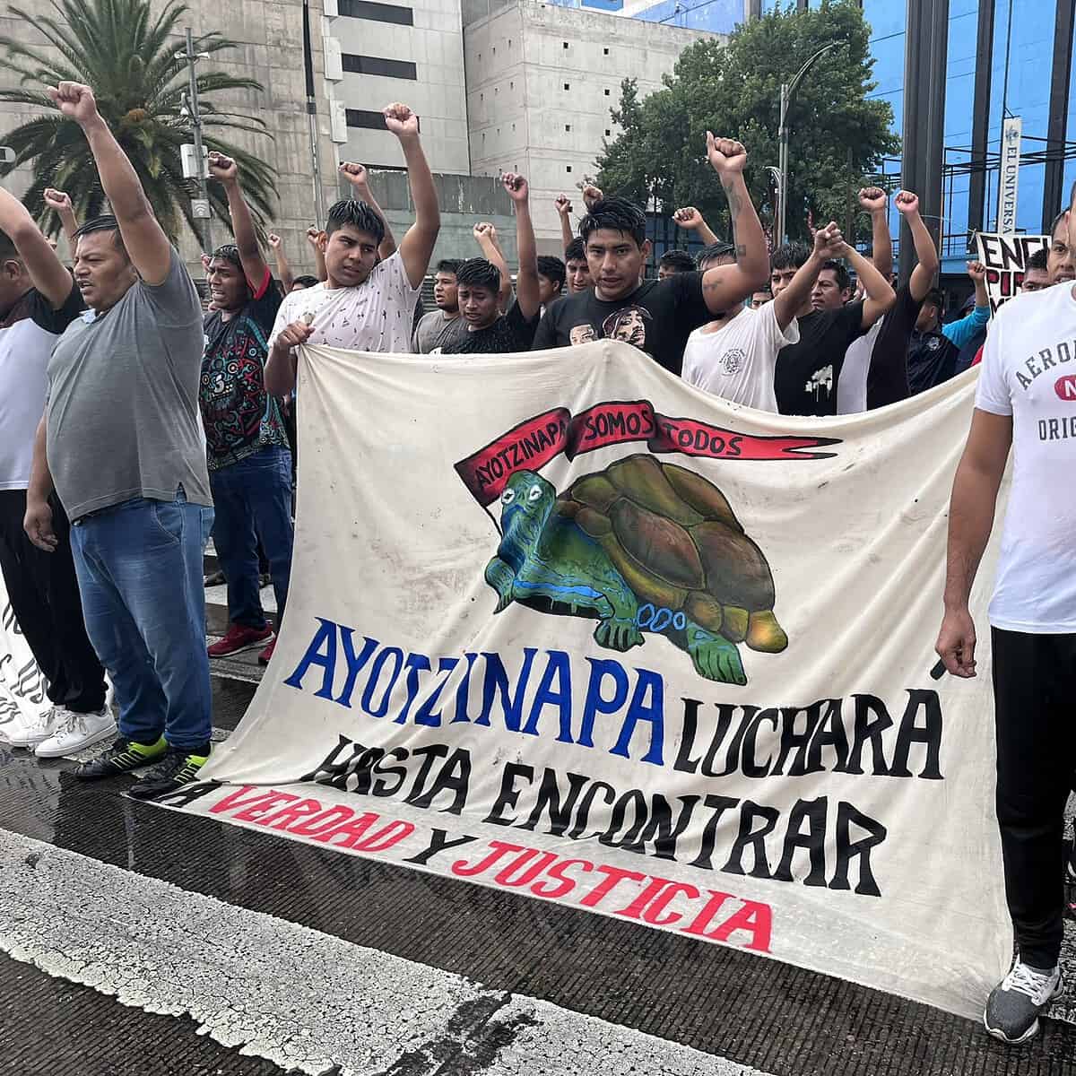 Por caso Ayotzinapa dictan formal prisión contra ocho militares