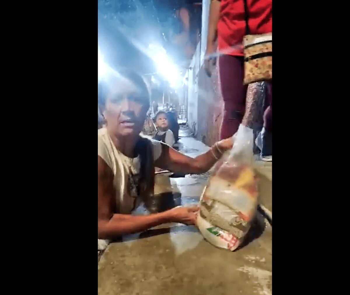 A pesar de la necesidad, mujer regresa despensa en malas condiciones en Venezuela