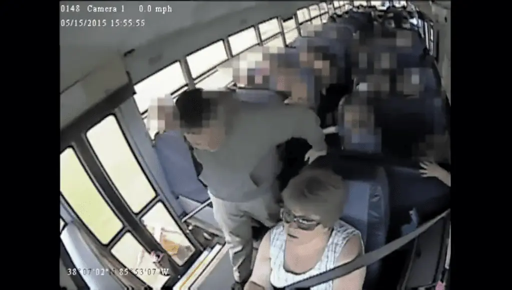 Imprudencia de conductora de autobús escolar provoca lesionar a una niña