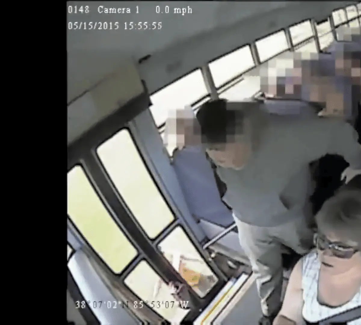 Imprudencia de conductora de autobús escolar provoca lesionar a una niña