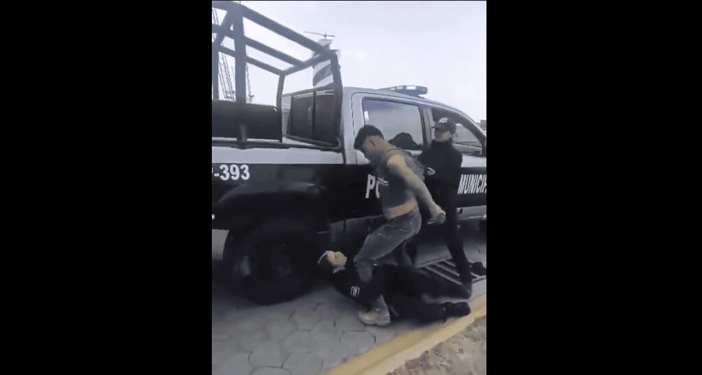 Sujeto agrede a mujeres policías en Puebla