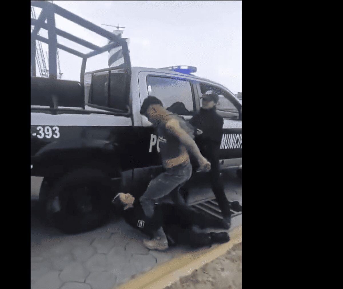 Sujeto agrede a mujeres policías en Puebla