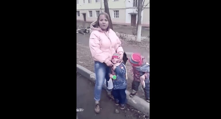 Mujer amenaza a un niño con un cuchillo