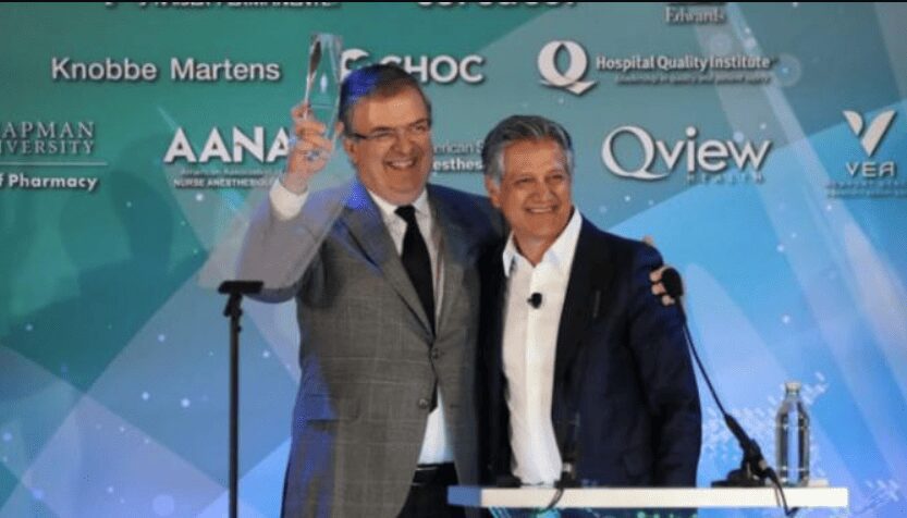 Ebrard recibe premio internacional por su labor durante pandemia