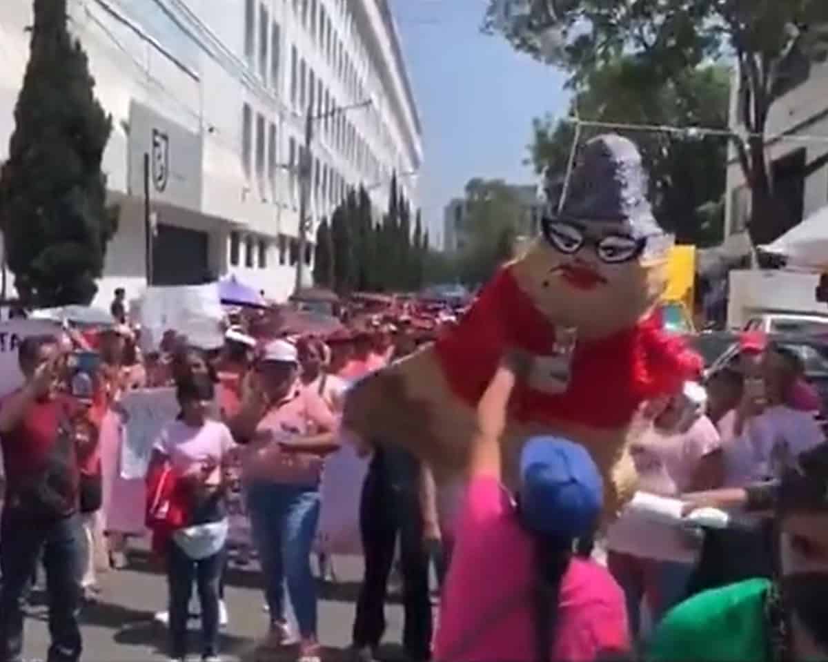 Mujeres se manifiestan contra fiscal en CDMX