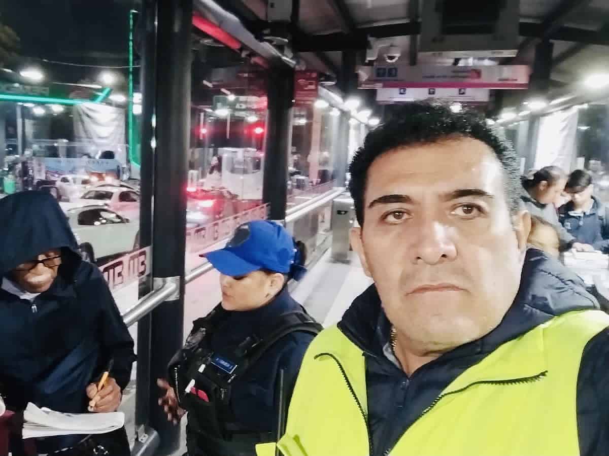 En la estación 18 de marzo, policías devuelven mochila con documentos y 20 mil pesos