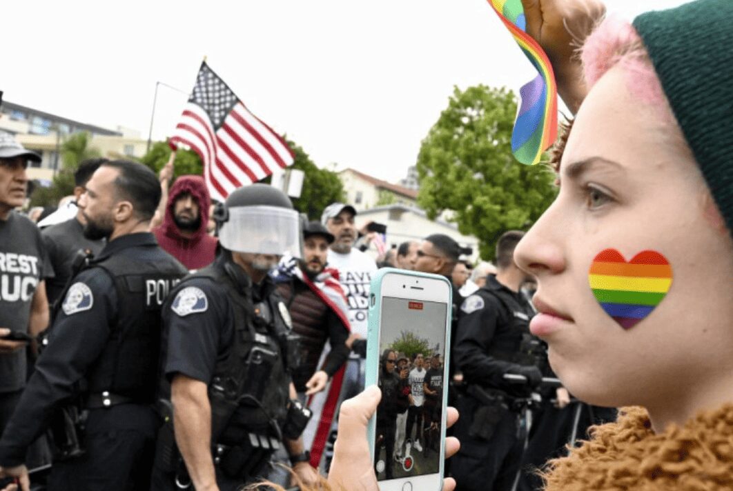 Pelea campal entre manifestantes LGBT y conservadores en Estados Unidos