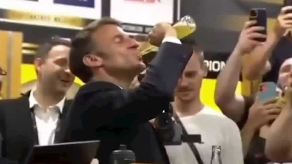 ¡Vaya capacidad de beber la de Macron! Se acaba cerveza de un trago