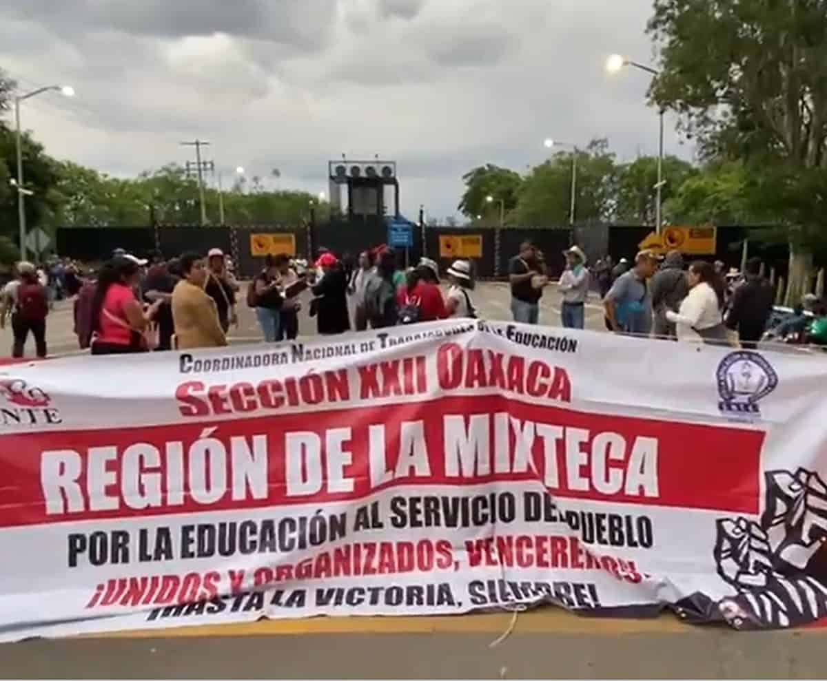 En Oaxaca maestros bloquean entrada al aeropuerto internacional Benito Juárez