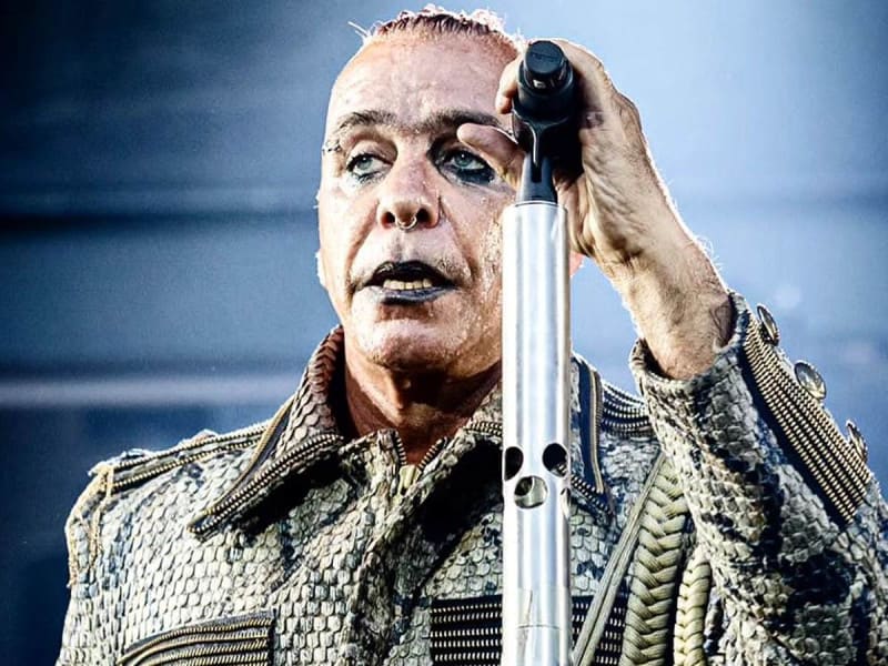 Till Lindemann vocalista de Rammstein emprenderá acciones legales por acusaciones de abuso sexual