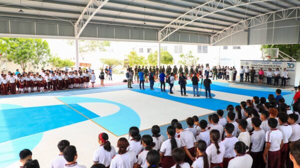 Lili Campos hace realidad cancha con domo en secundaria de Playa del Carmen