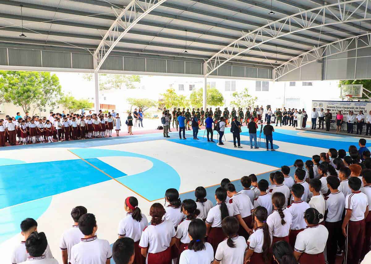 Lili Campos hace realidad cancha con domo en secundaria de Playa del Carmen