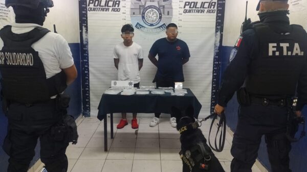Policía municipal de Playa del Carmen detiene a 2 sujetos con múltiples dosis de drogas