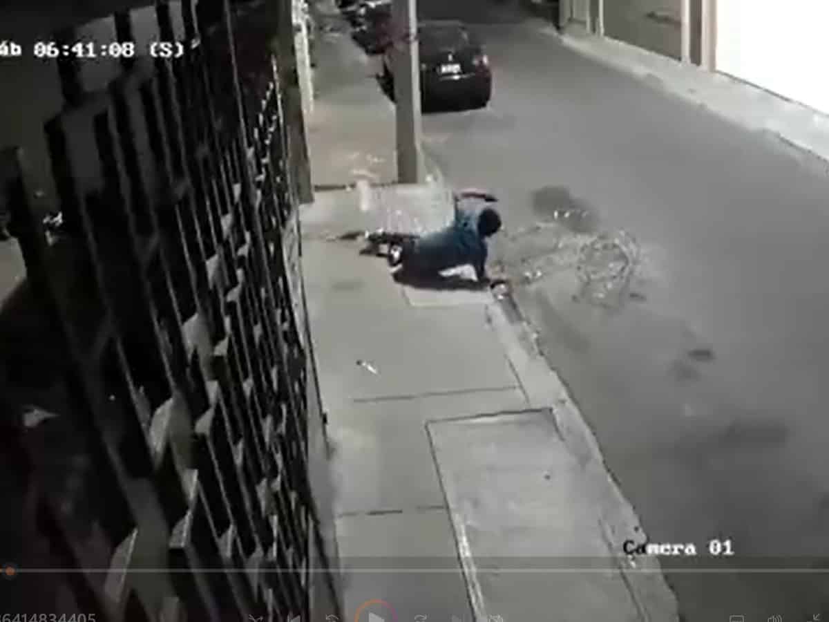 Un presunto ladrón cae mientras cortaba los alambres de púas de una casa