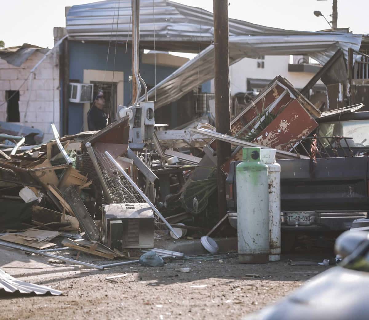 Fuerte explosión acaba con casa y repercute en hogares aledaños, en Mexicali