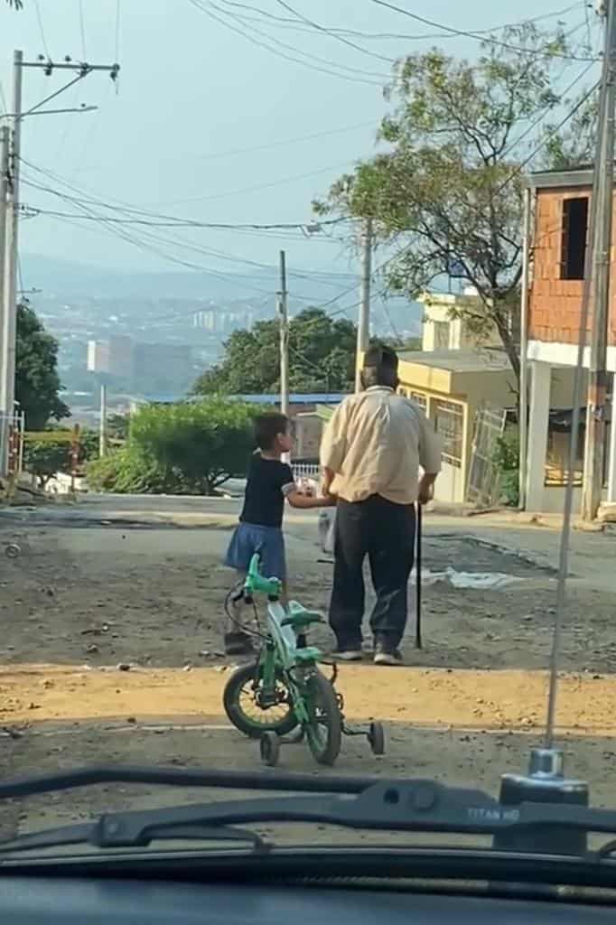 Niño de 4 años ayuda a abuelito a volver a su casa