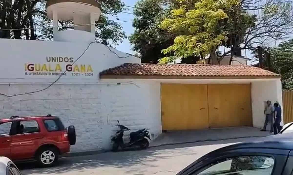 Comando armado irrumpe en oficinas del gobierno de Iguala