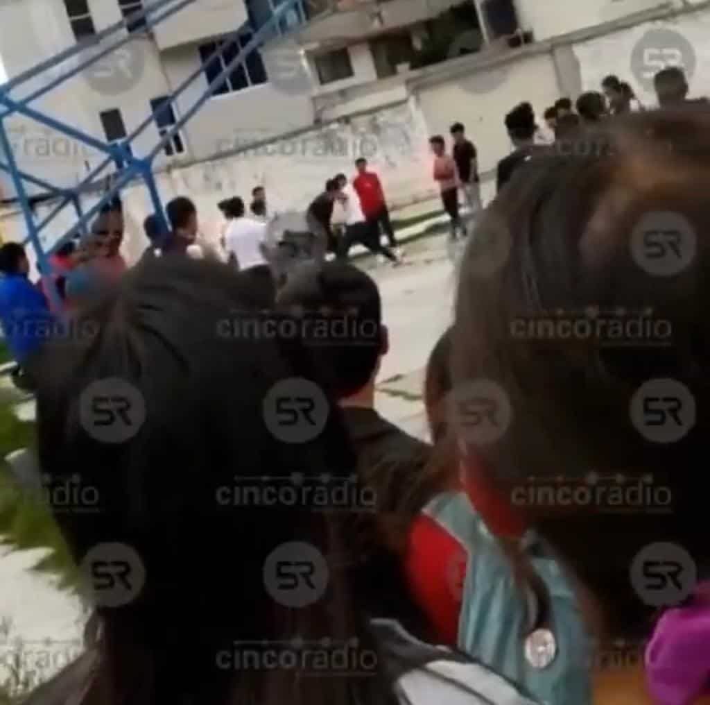 Pelea campal entre estudiantes y delincuentes, en Puebla