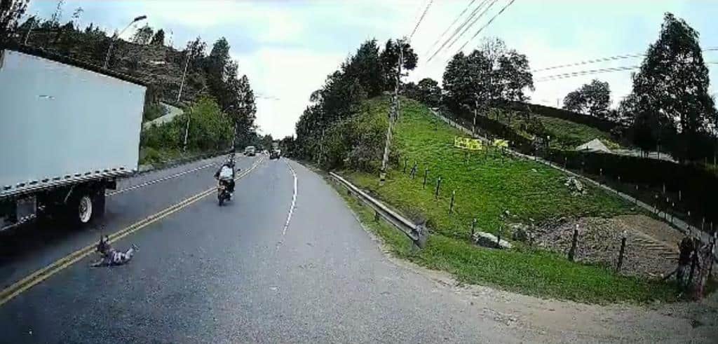 Niña es atropellada por varias motos, pero sale ilesa