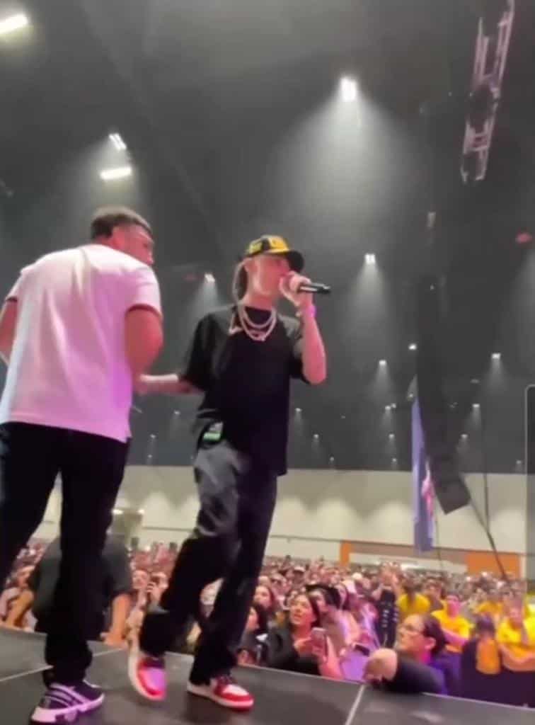 Peso Pluma, rechaza regalo de fan en concierto