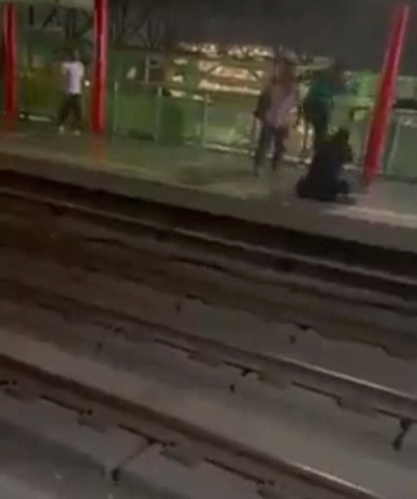 Durante pelea, avientan a hombre a las vías del Metro