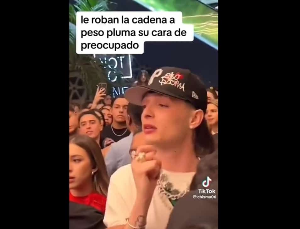 Le roban una cadena a Peso Pluma y ésta es su reacción