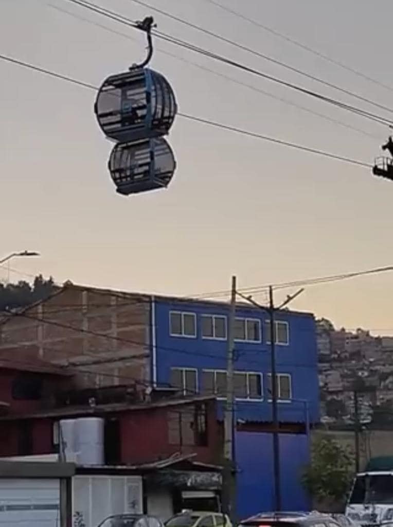 Fallas Cablebús y usuarios se quedan suspendidos en el aire