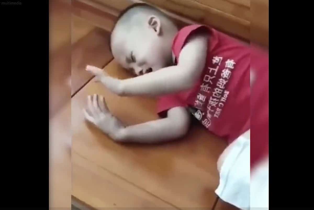 Vídeo: Este bebé ni dormido deja la tablet