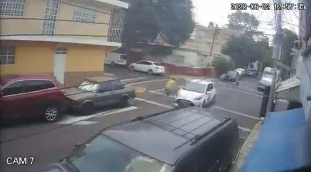 Taxista atropella a ciclista y no frena hasta dejarlo en el suelo