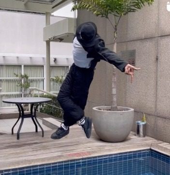 No es Michael Jackson, pero baila como él